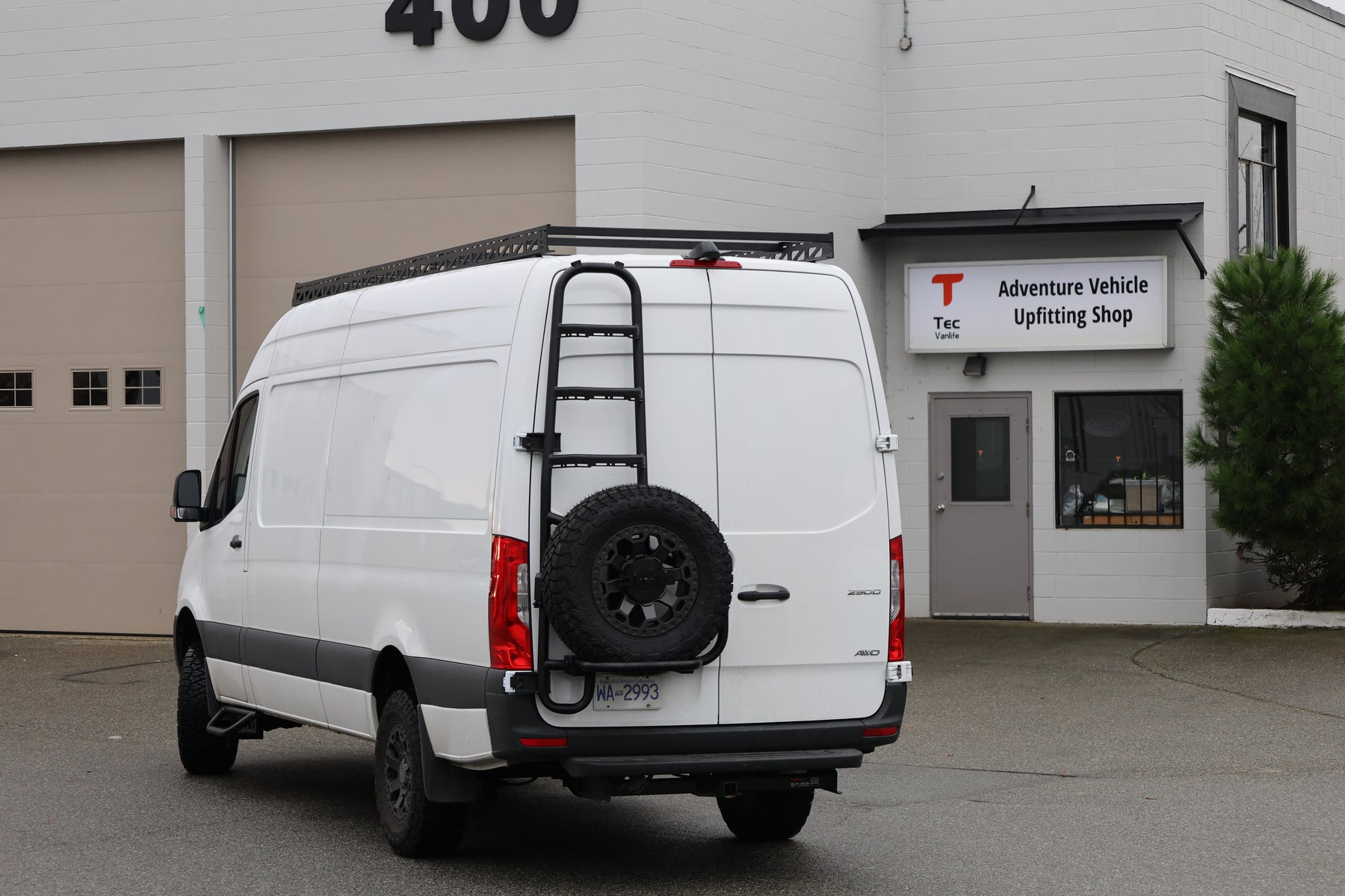 Stainless-steel tire support, rubber cone and lockable rod on Tec Vanlife carrier